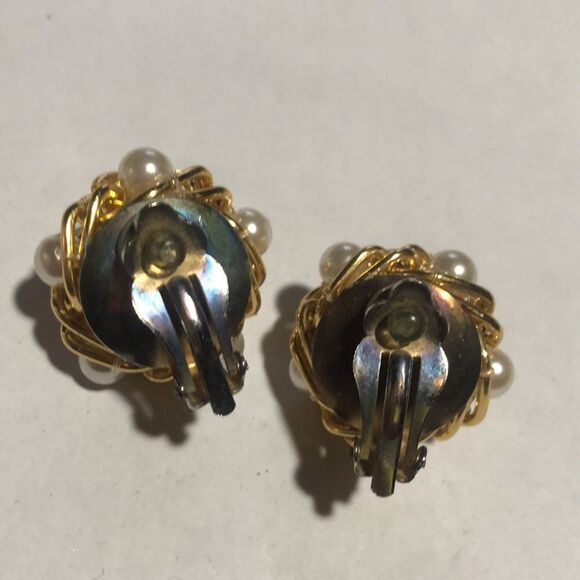 Vintage Gold Tone Faux Pearl‎ Clip On Earrings - Picture 5 of 6
